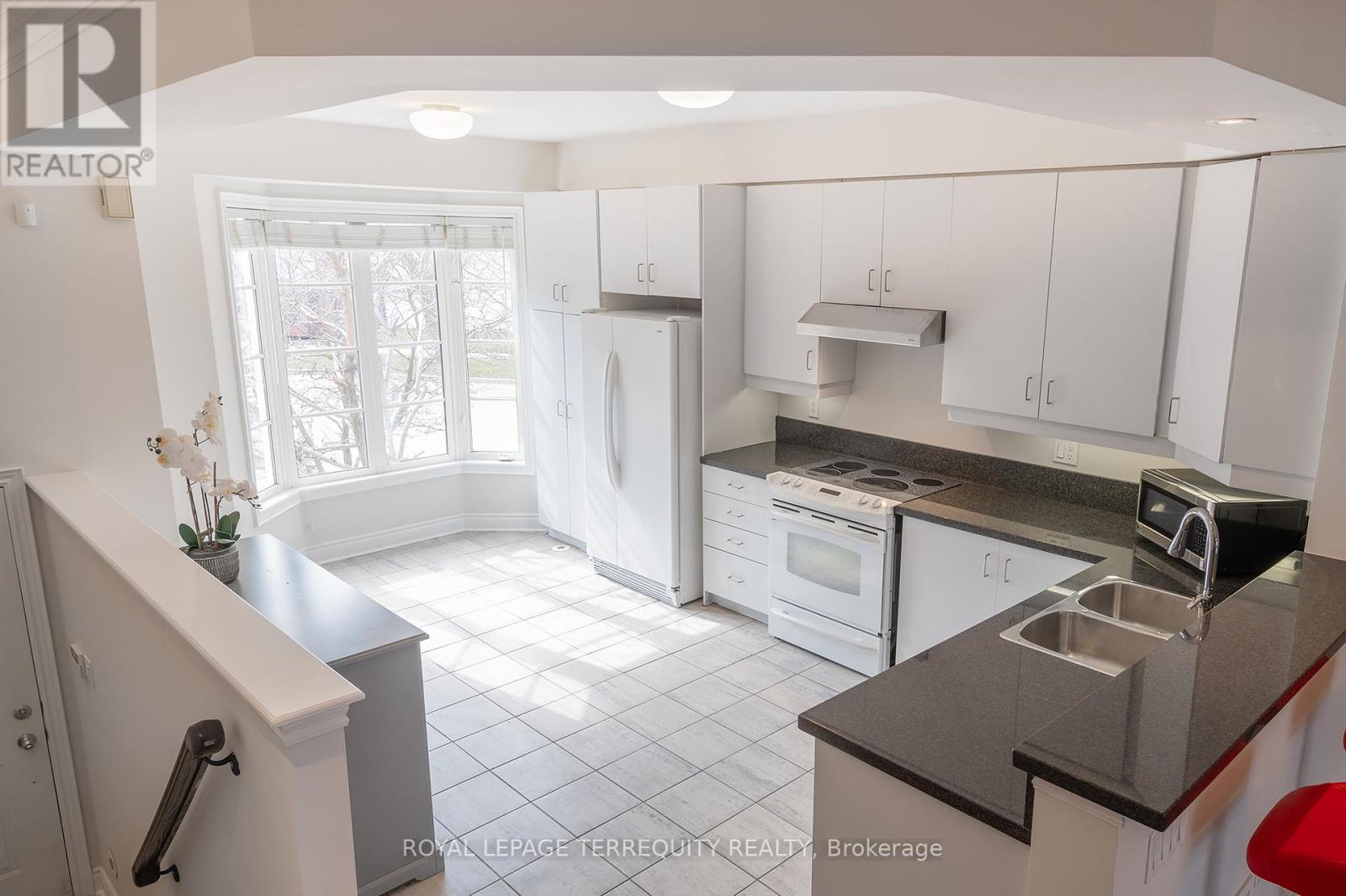37 Shires Lane, Toronto, Ontario  M8Z 6C9 - Photo 3 - W12188439