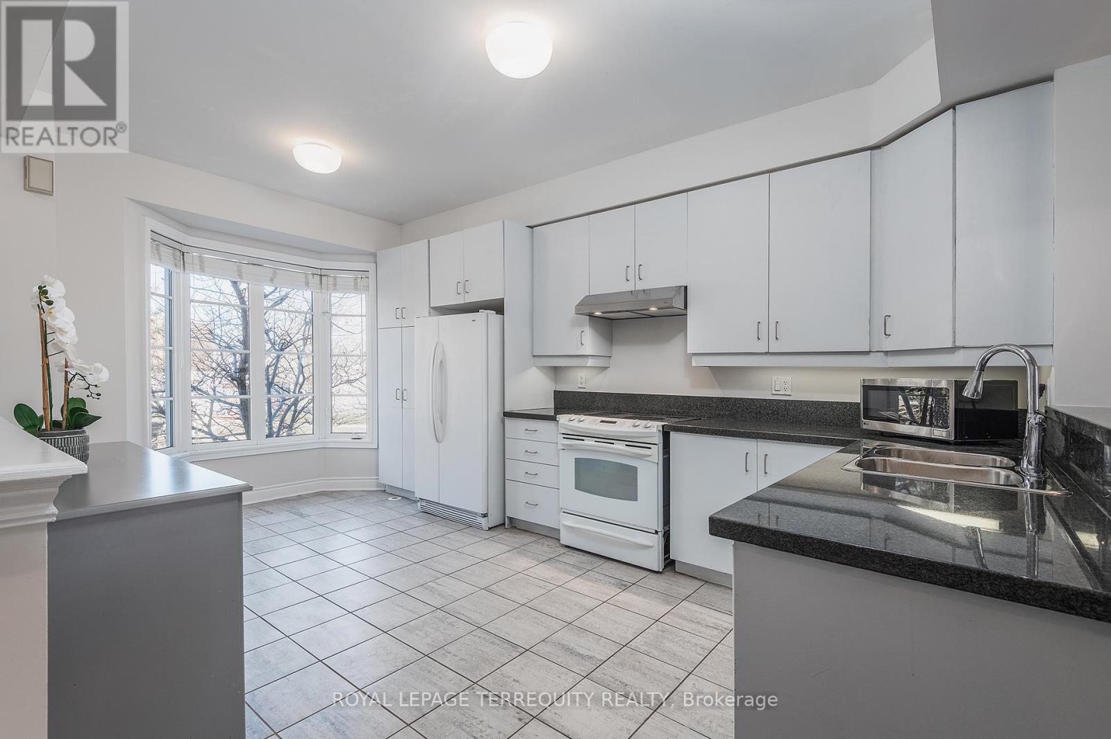37 Shires Lane, Toronto, Ontario  M8Z 6C9 - Photo 4 - W12188439