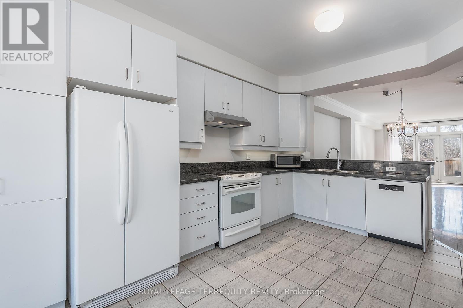 37 Shires Lane, Toronto, Ontario  M8Z 6C9 - Photo 5 - W12188439