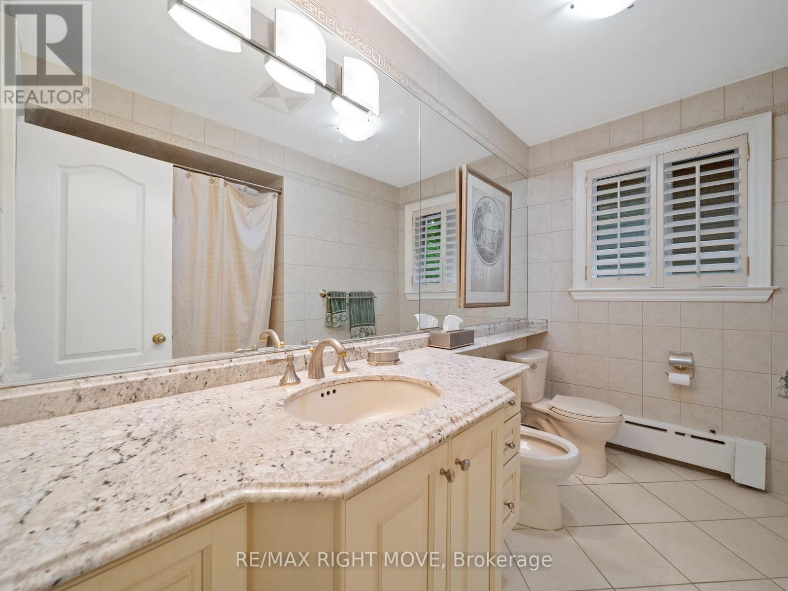 22 Ladyshot Crescent, Toronto, Ontario  M3J 1X2 - Photo 16 - W12188529