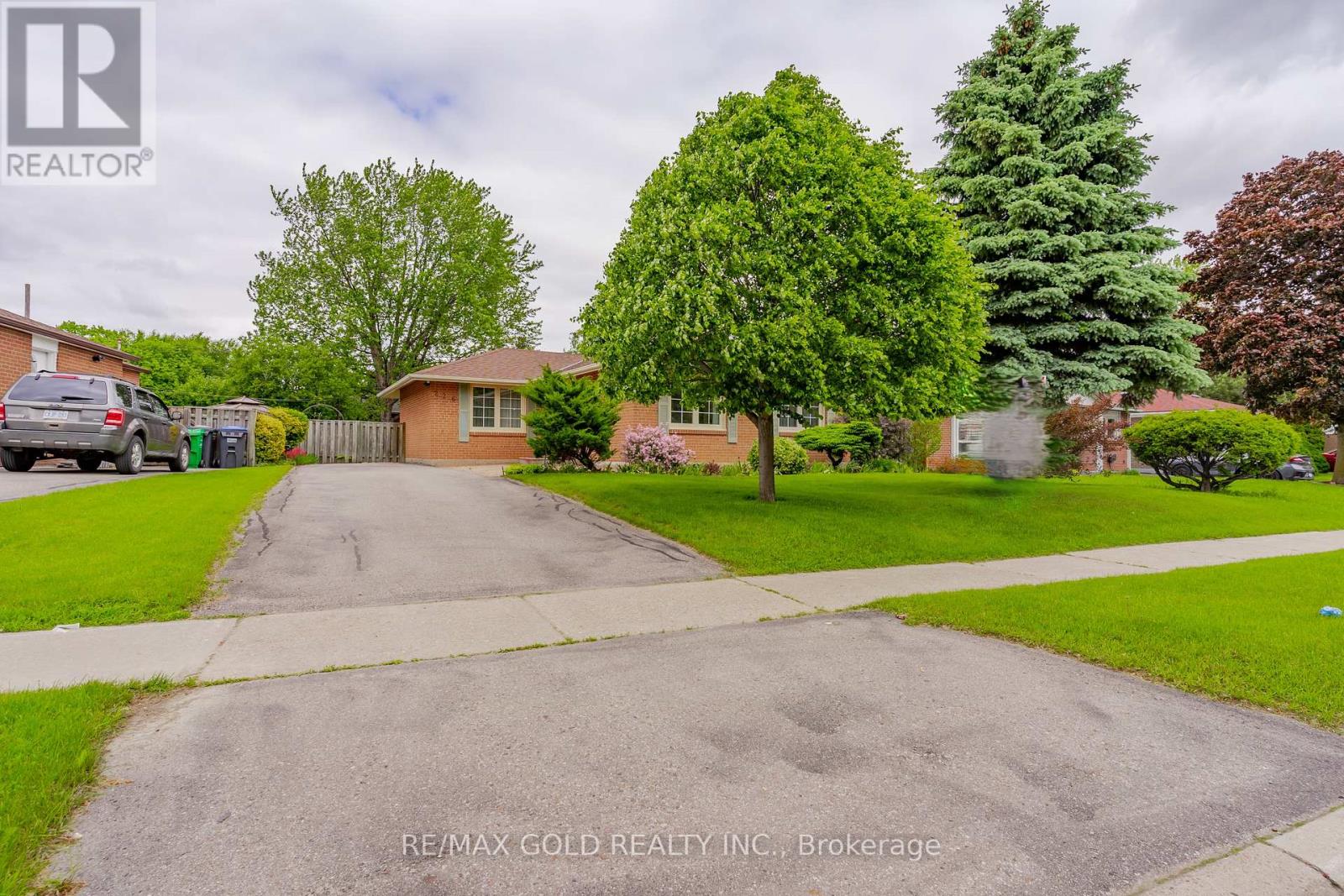 226 Avondale Boulevard, Brampton, Ontario  L6T 1J4 - Photo 2 - W12188539