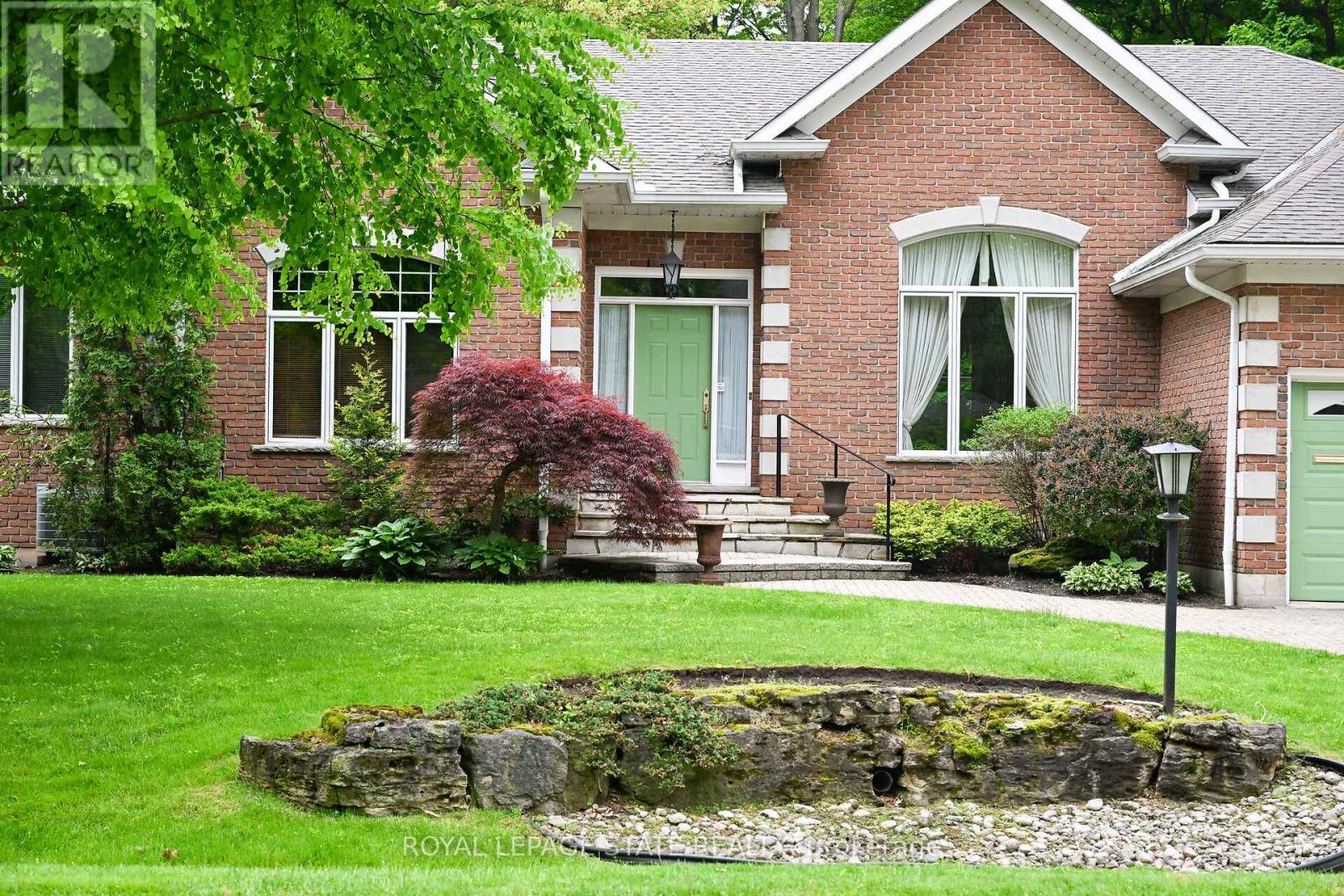 253 Robina Road, Hamilton (Ancaster), Ontario  L9G 2L6 - Photo 4 - X12188437