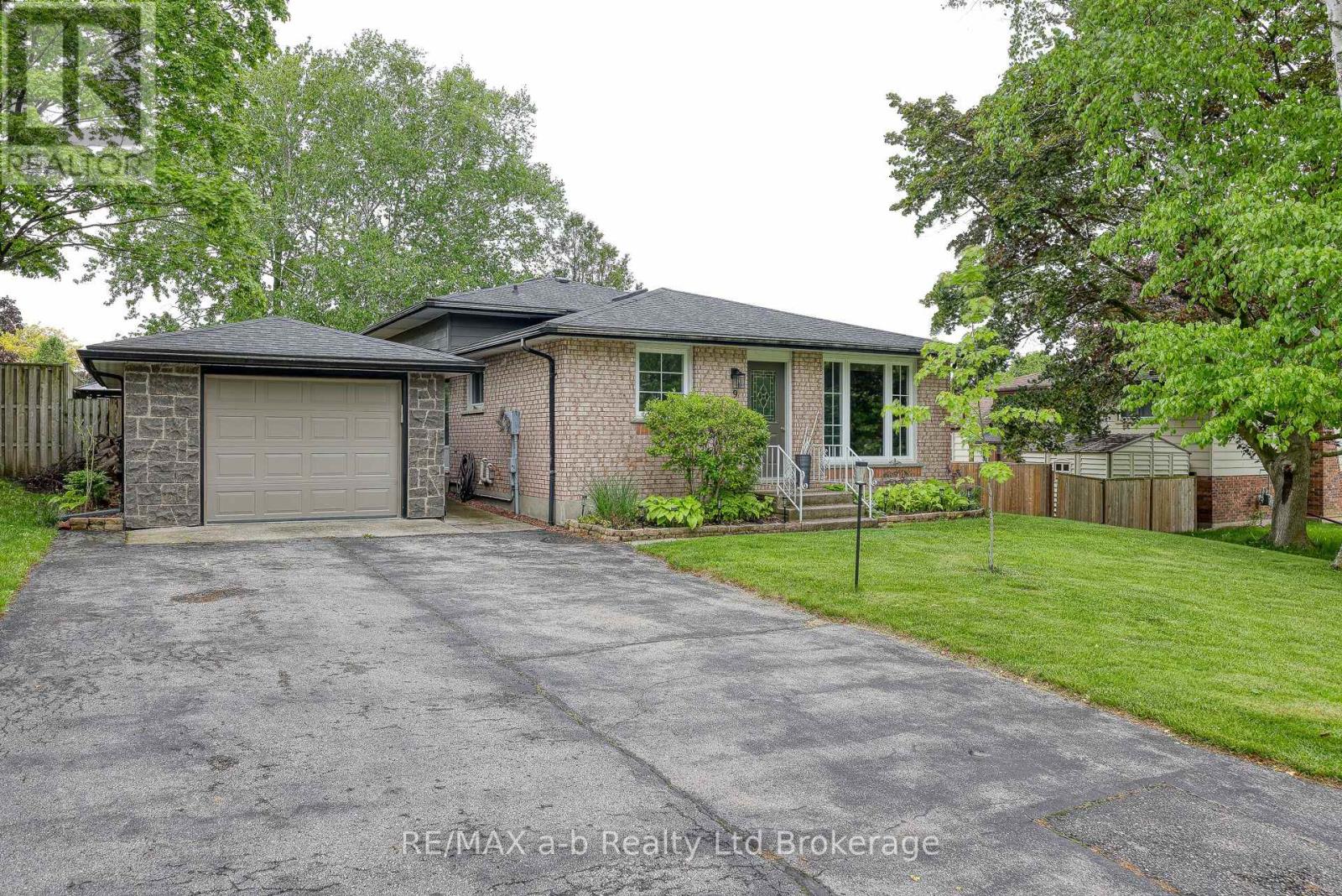 9 Grenville Street, Ingersoll, Ontario N5C 3N4 - Photo 3 - X12188726