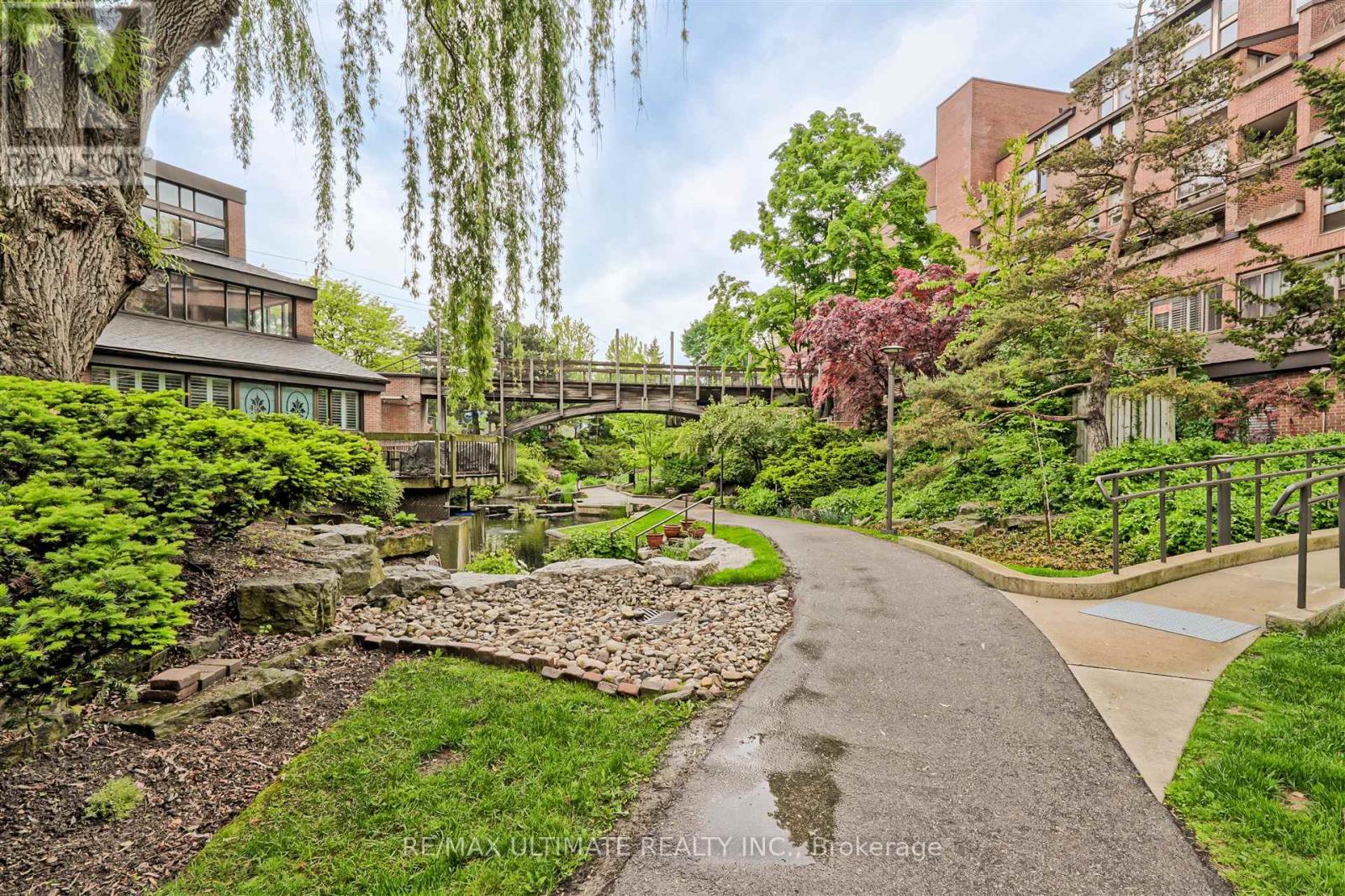 <div class="slider-price">$949,000</div><p>307 - 40 Sylvan Valleyway, Toronto, Ontario</p>