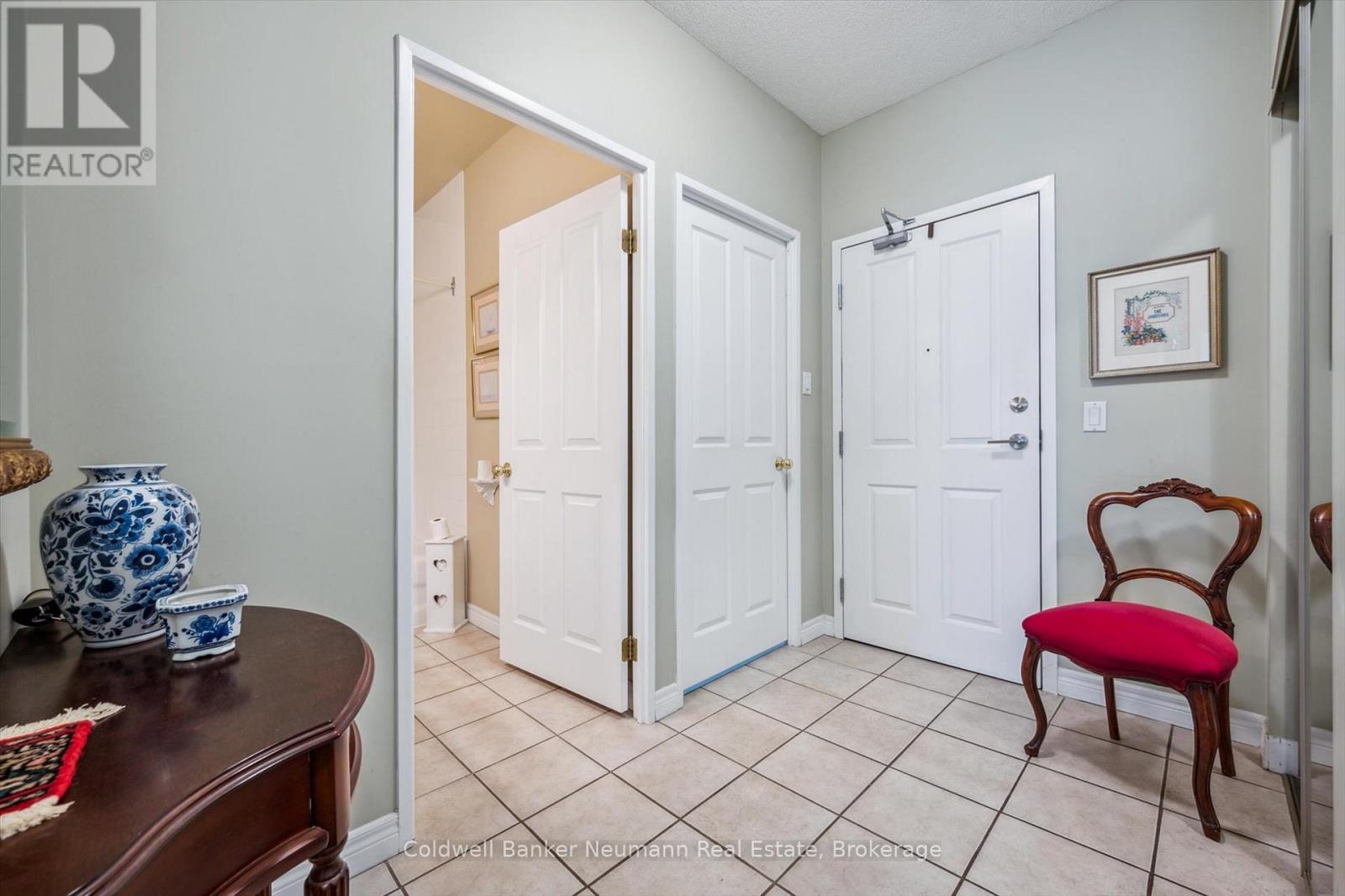 Property at 206 - 60 WYNDHAM STREET S image 4