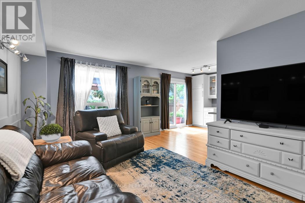 81 Armagh Way, Ottawa, Ontario  K2J 4C1 - Photo 5 - X12188888