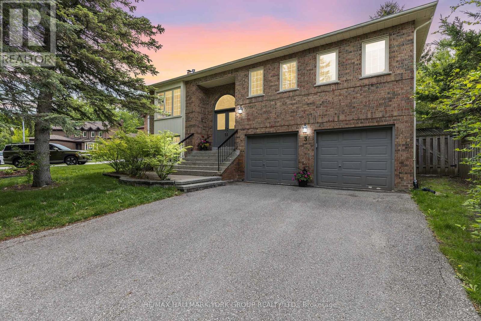 3 PINEHURST COURT, Aurora, Ontario
