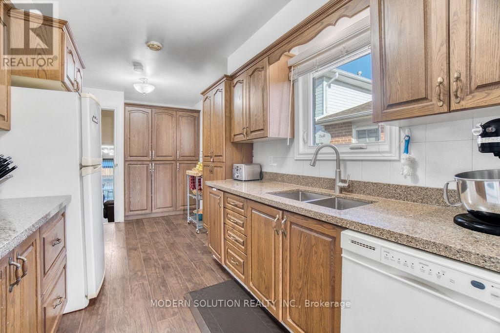 477 Fendalton Street, Mississauga, Ontario  L5B 2L8 - Photo 11 - W12188607