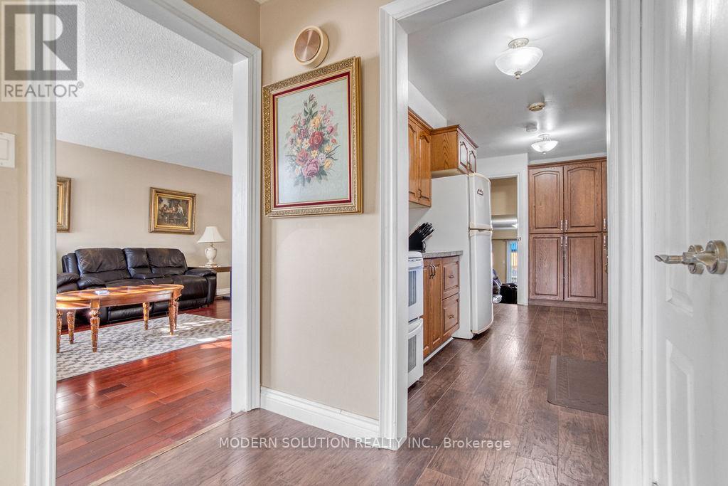 477 Fendalton Street, Mississauga, Ontario  L5B 2L8 - Photo 3 - W12188607