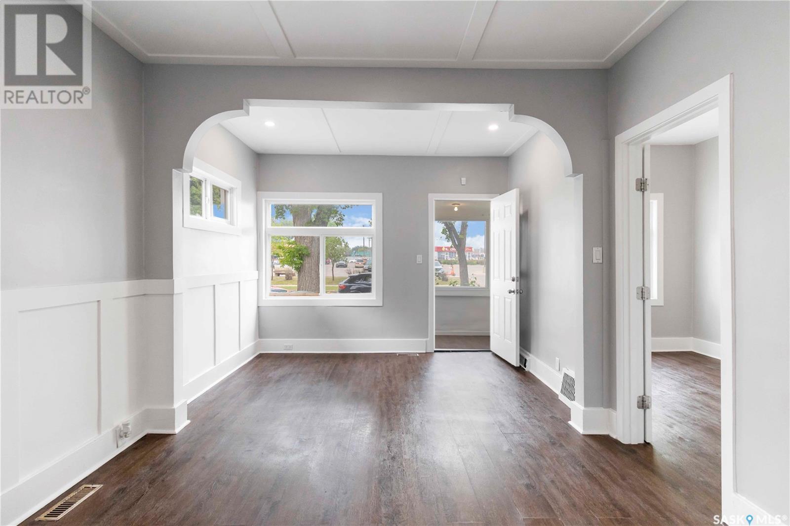 Property at 110 F AVENUE S image 3