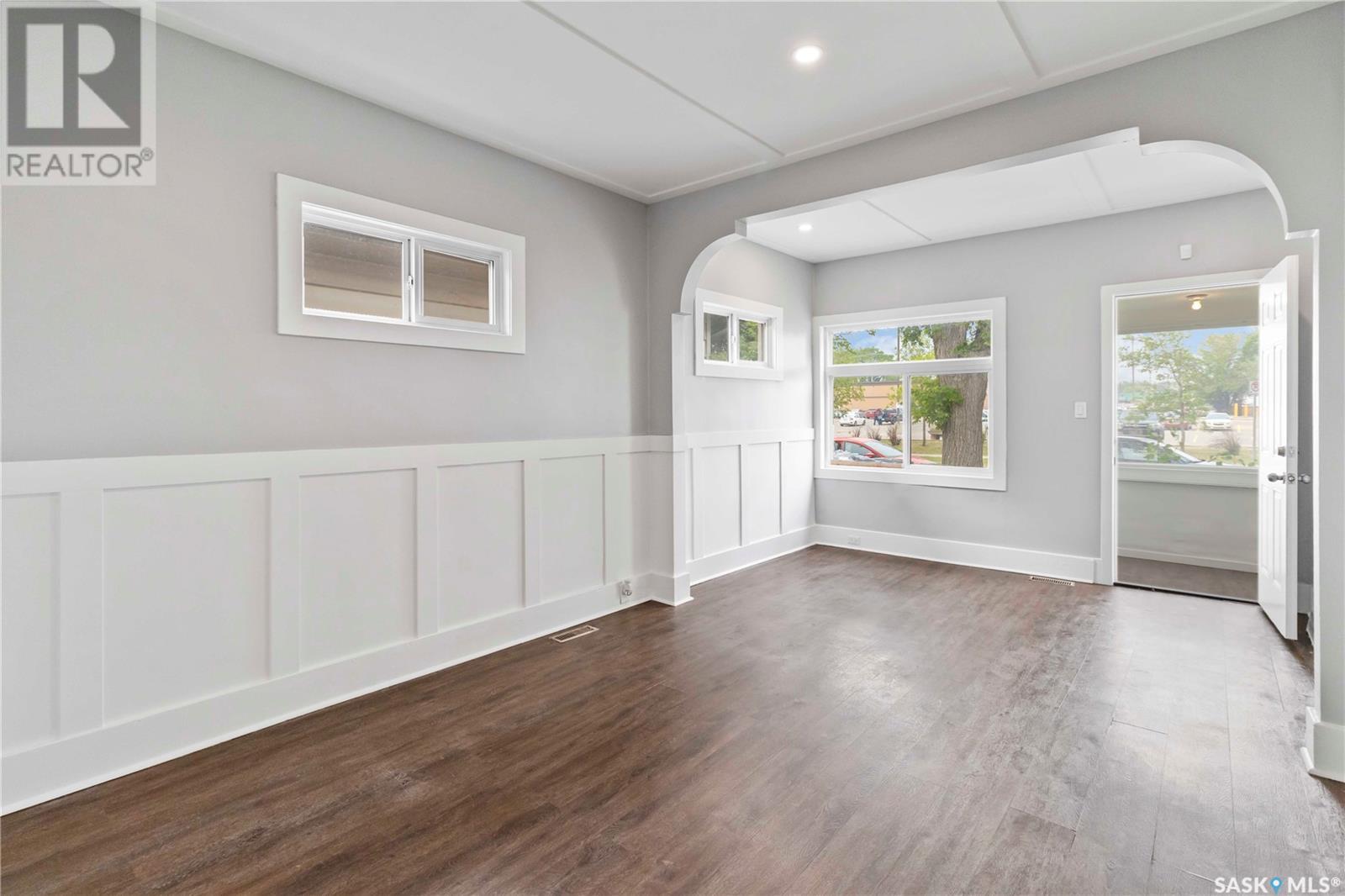 Property at 110 F AVENUE S image 4