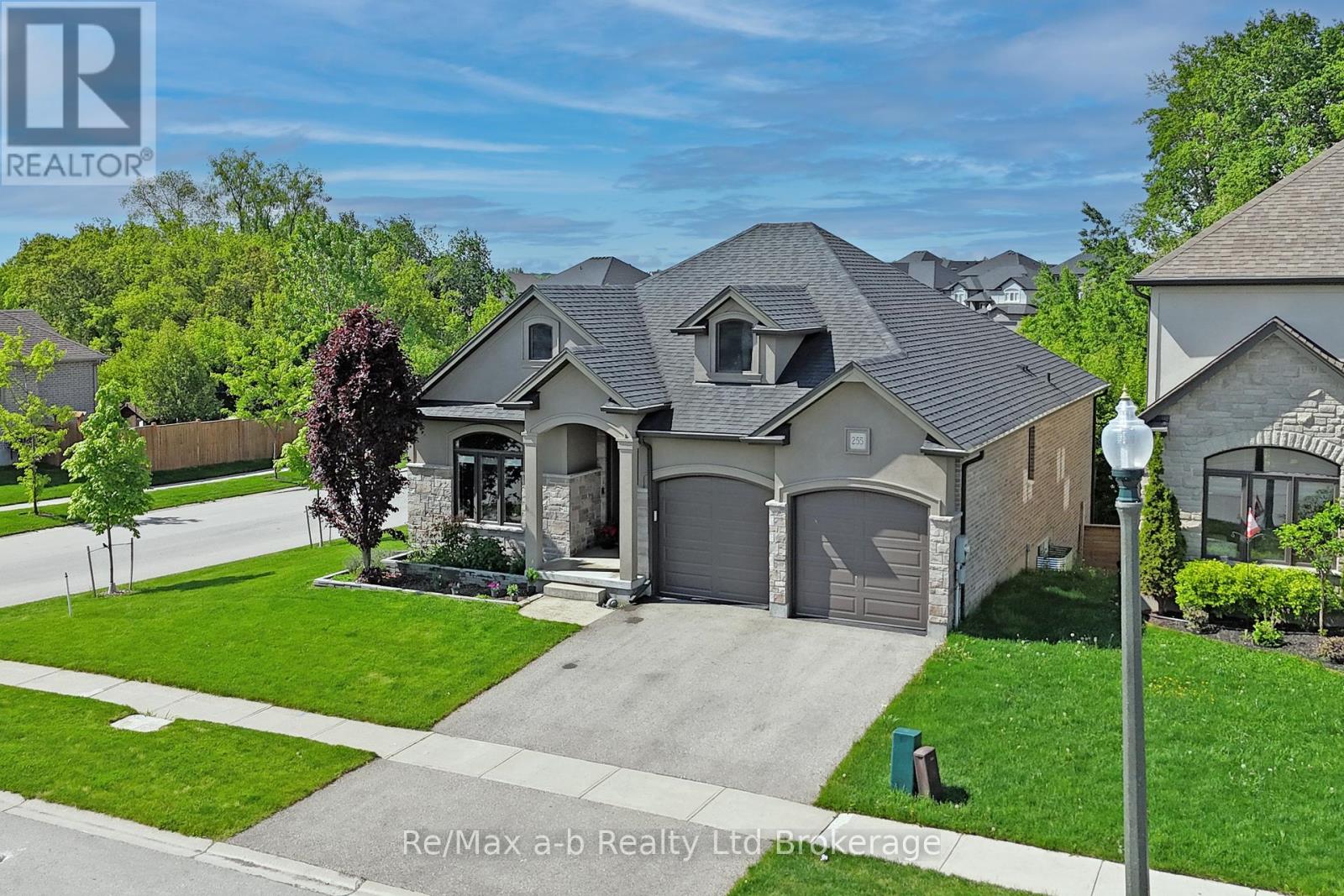 255 Wedgewood Drive, Woodstock, Ontario N4T 0J1 - Photo 2 - X12162246