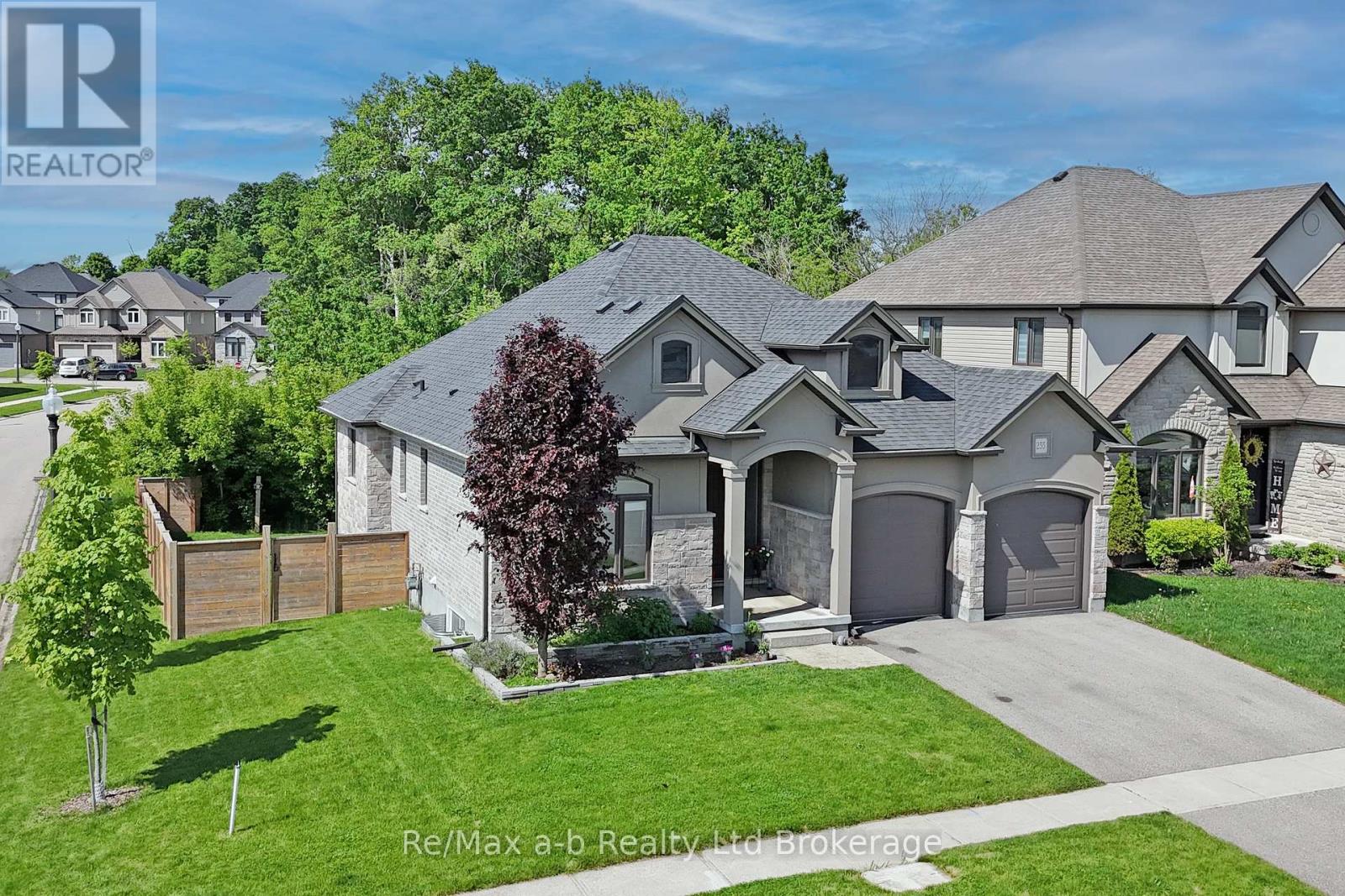 255 Wedgewood Drive, Woodstock, Ontario N4T 0J1 - Photo 3 - X12162246