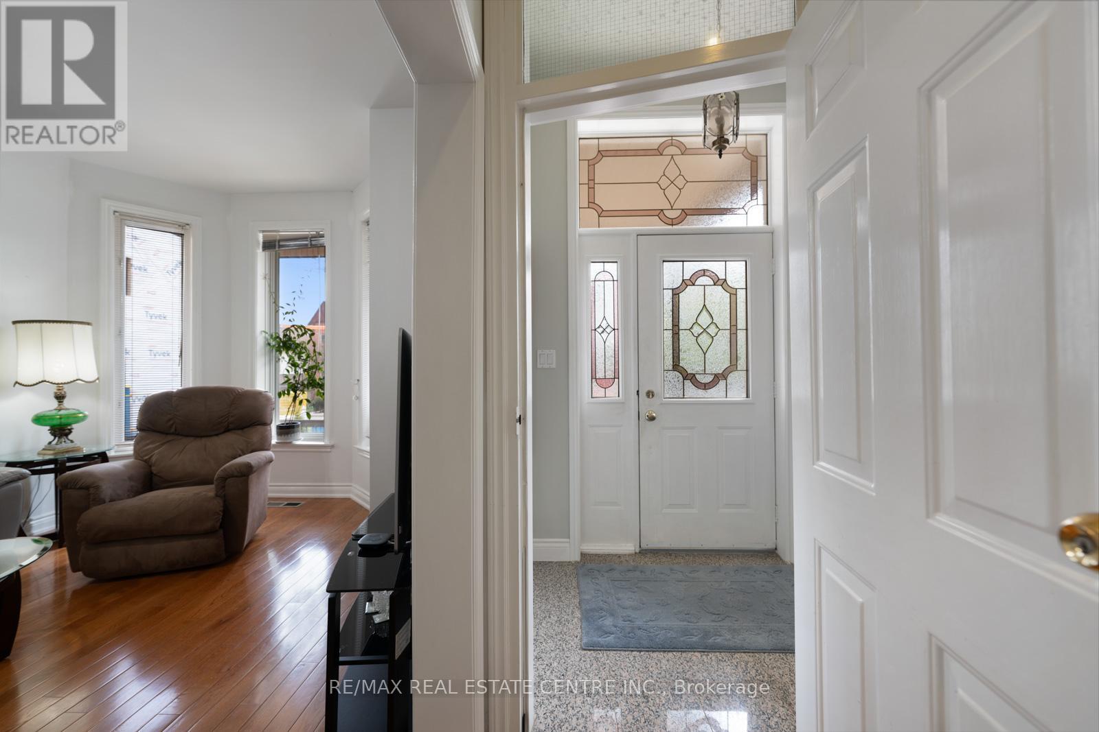 14 Churchill Avenue, Toronto, Ontario  M6J 2B4 - Photo 4 - C12188811