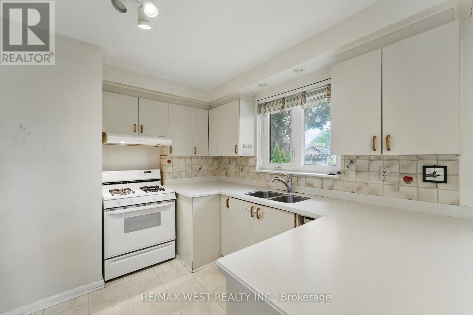 19 Robinglade Drive, Toronto, Ontario  M9B 2P9 - Photo 15 - W12169125