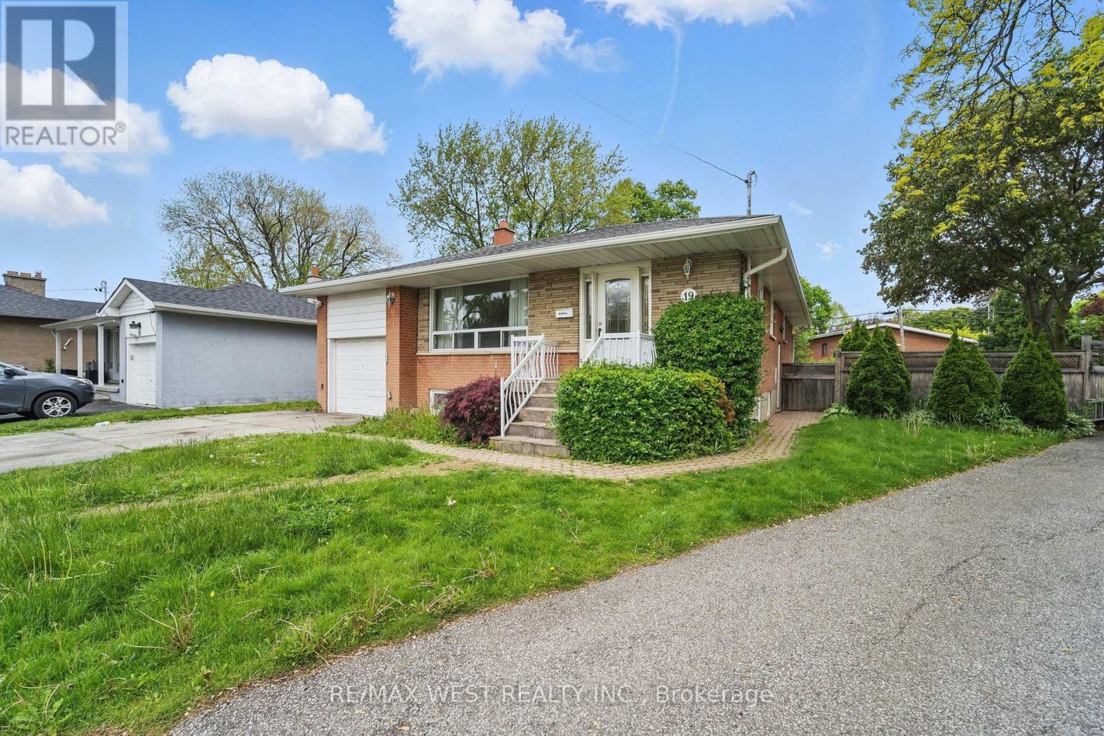 19 Robinglade Drive, Toronto, Ontario  M9B 2P9 - Photo 3 - W12169125