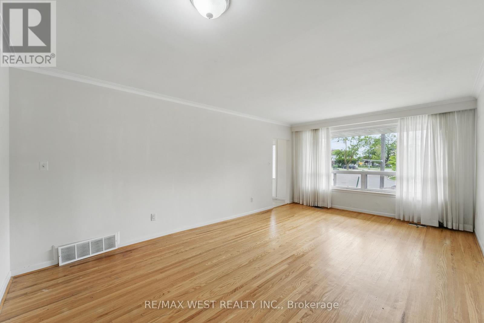 19 Robinglade Drive, Toronto, Ontario  M9B 2P9 - Photo 8 - W12169125