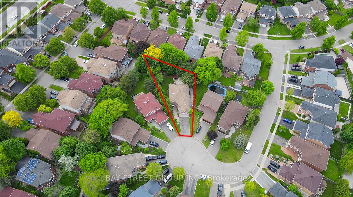 8 Mckillop Court, Brampton, Ontario  L6Y 3J3 - Photo 5 - W12188738