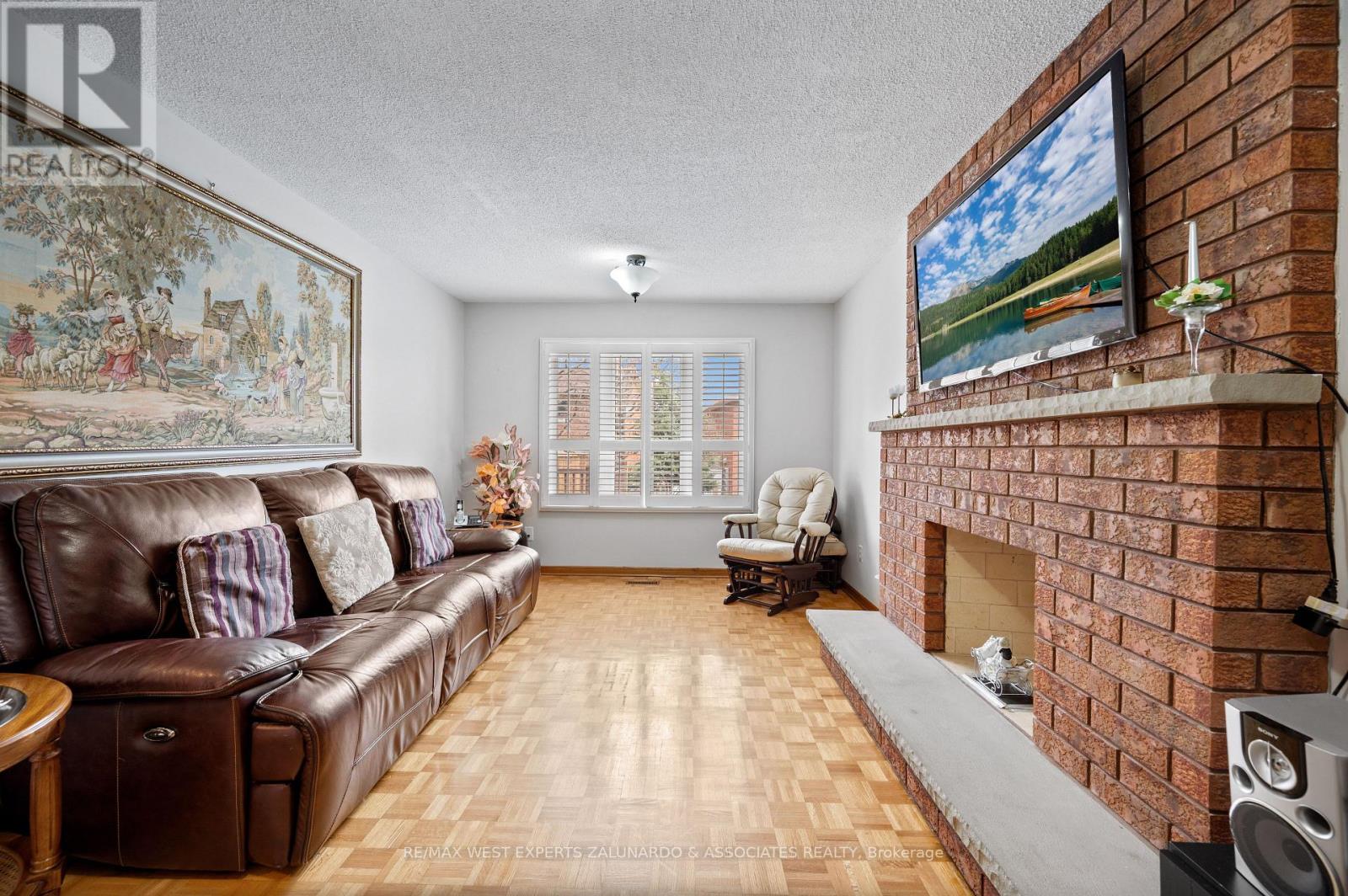 157 Sunforest Drive, Brampton, Ontario  L6Z 4B7 - Photo 11 - W12188743