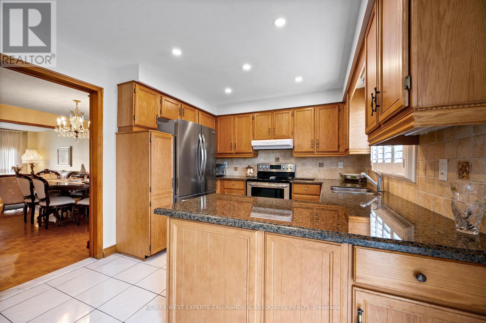 157 Sunforest Drive, Brampton, Ontario  L6Z 4B7 - Photo 13 - W12188743