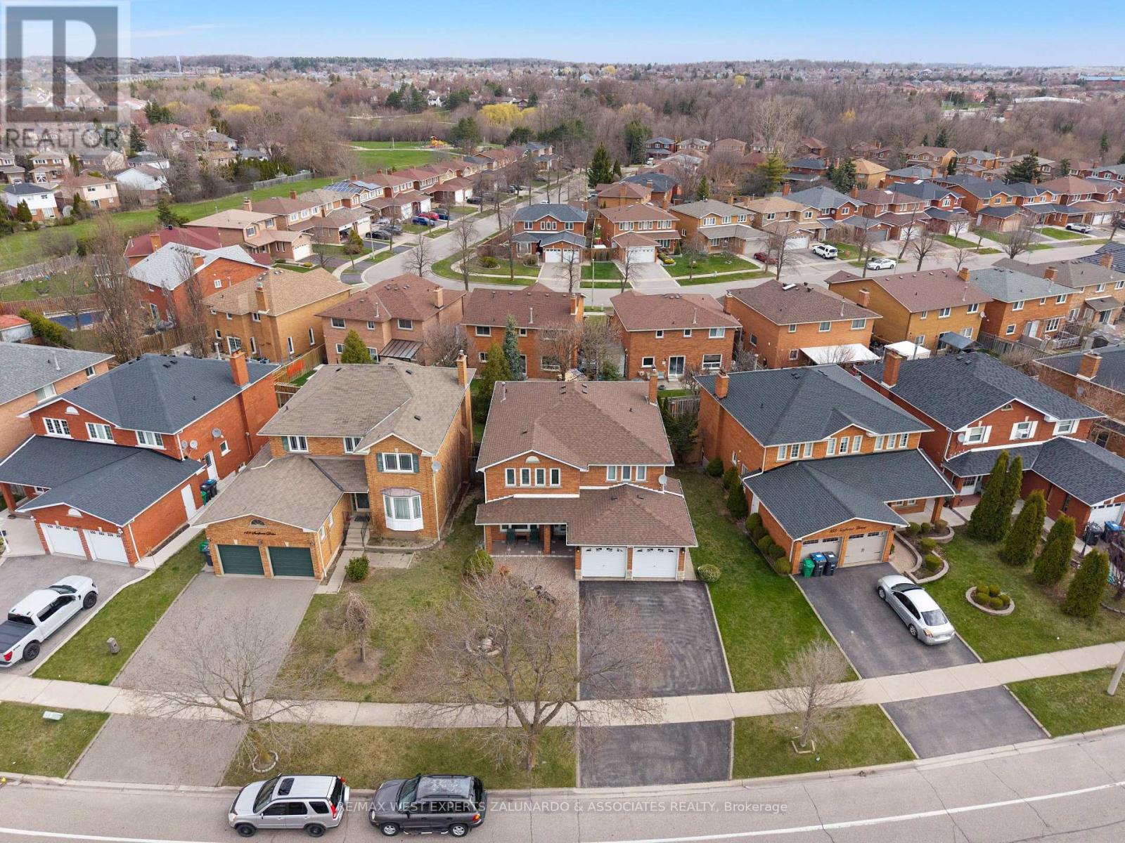 157 Sunforest Drive, Brampton, Ontario  L6Z 4B7 - Photo 3 - W12188743