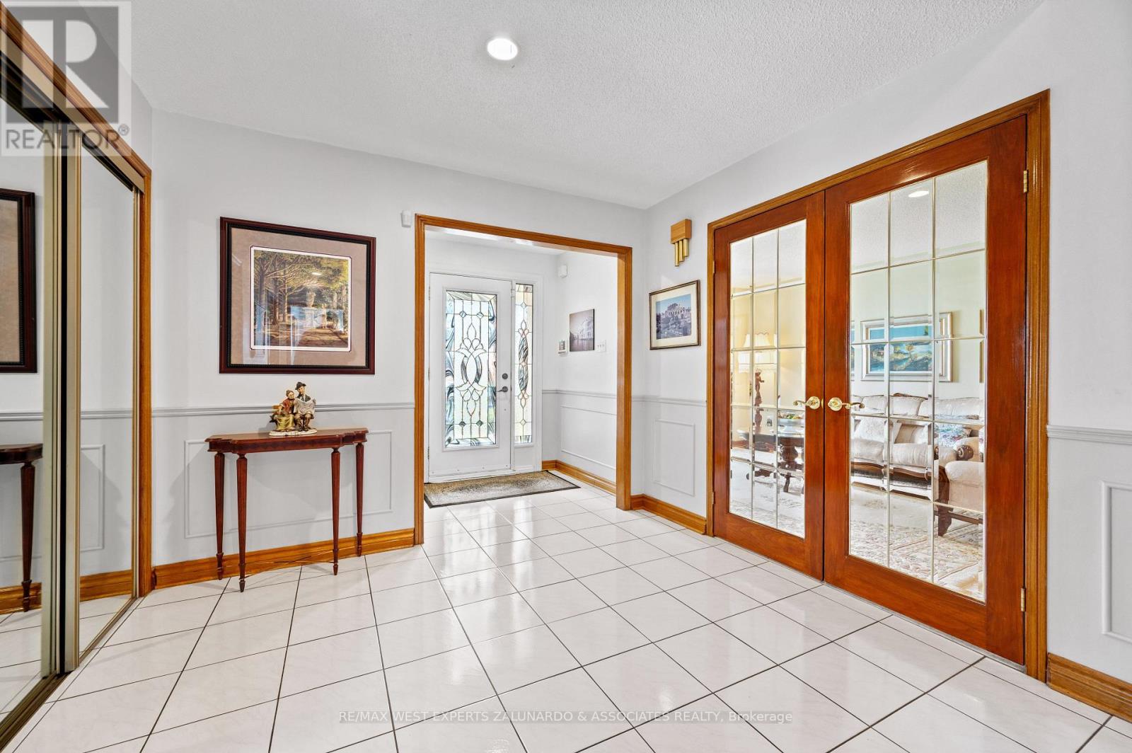 157 Sunforest Drive, Brampton, Ontario  L6Z 4B7 - Photo 4 - W12188743