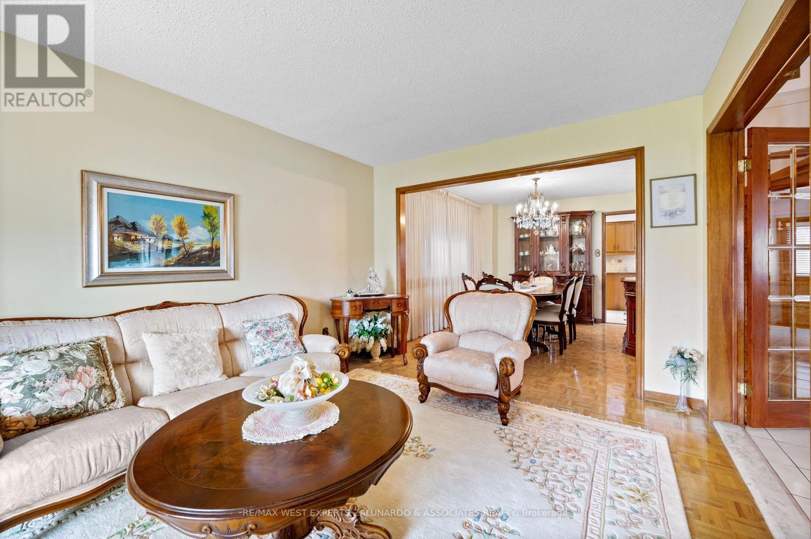 157 Sunforest Drive, Brampton, Ontario  L6Z 4B7 - Photo 7 - W12188743