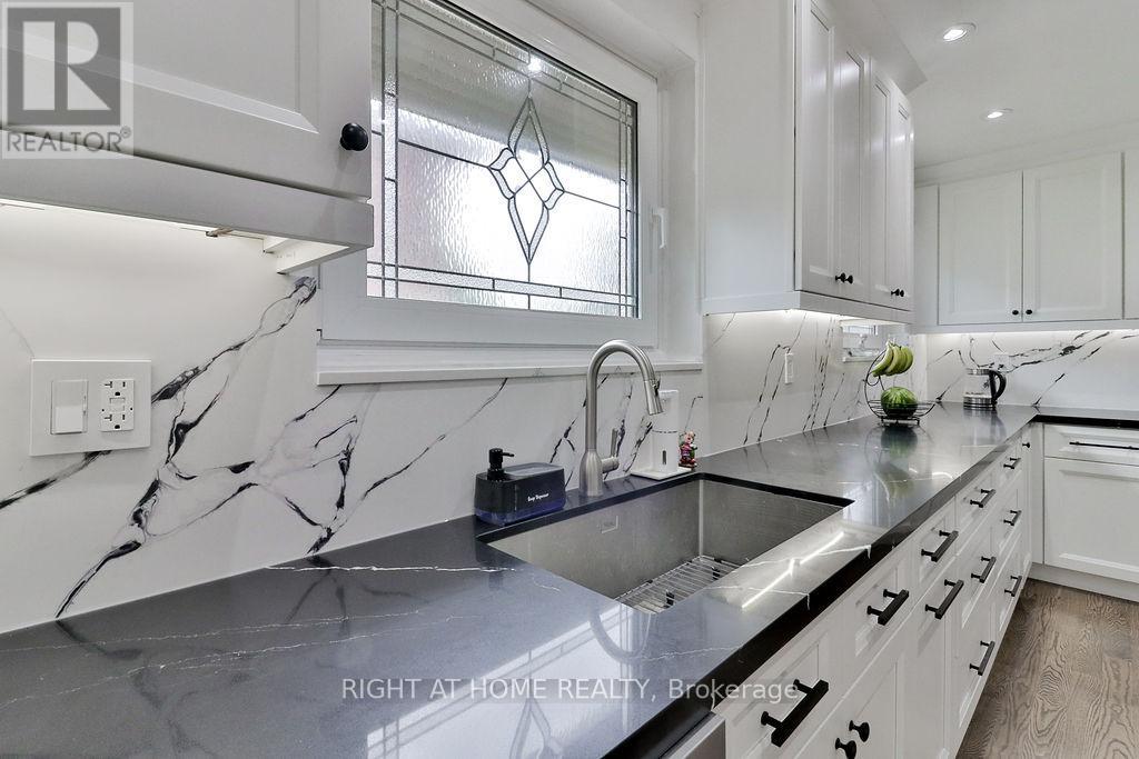 2765 Bushland Crescent, Mississauga (Clarkson), Ontario  L5J 1X8 - Photo 5 - W12188835