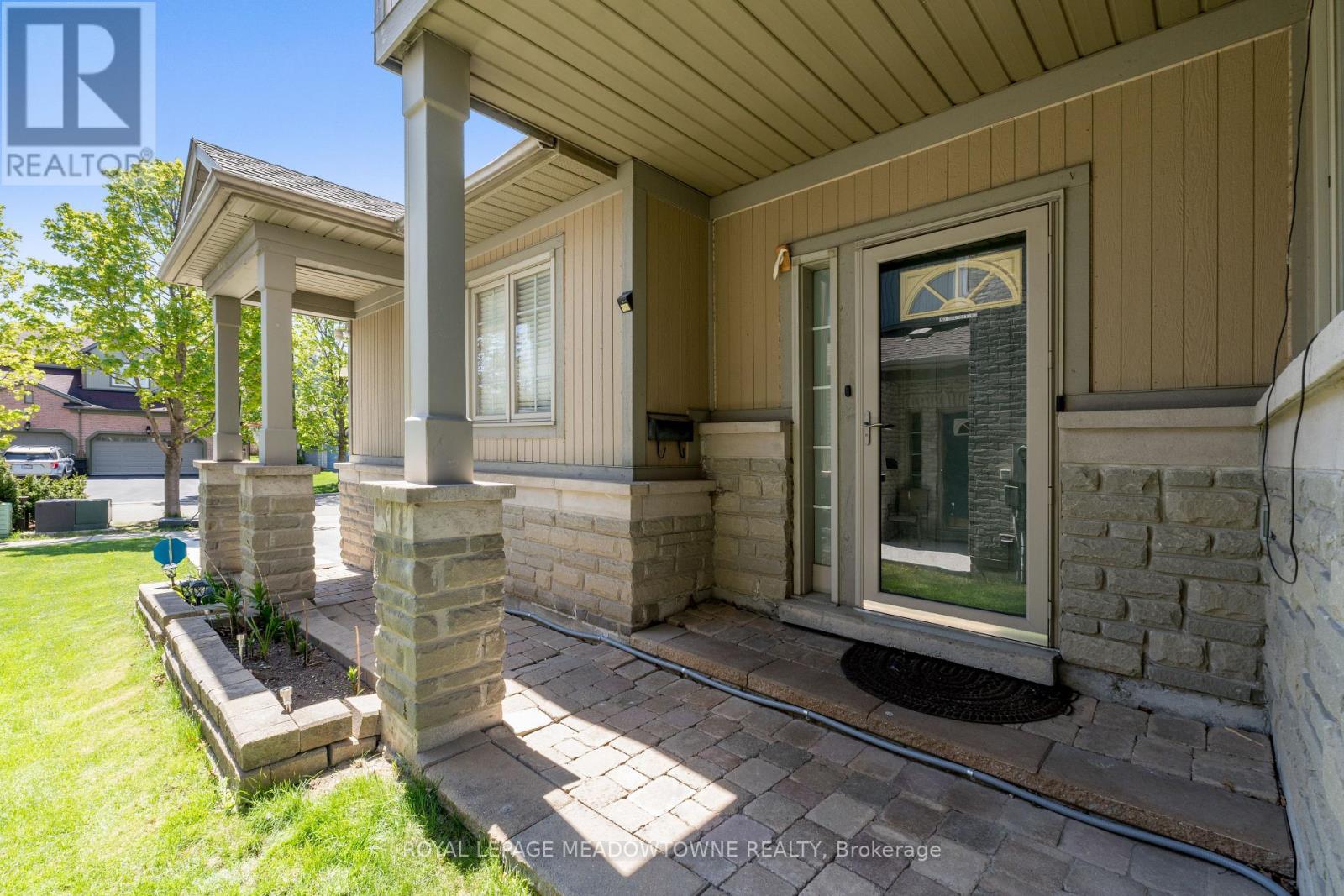 1876 Stevington Crescent, Mississauga (Meadowvale Village), Ontario  L5N 7S5 - Photo 4 - W12188860