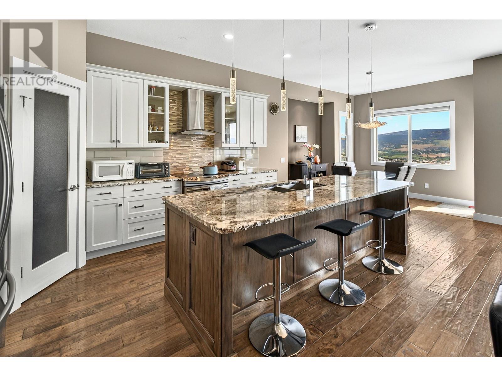577 Harrogate Lane, Kelowna, BC V1V3A5