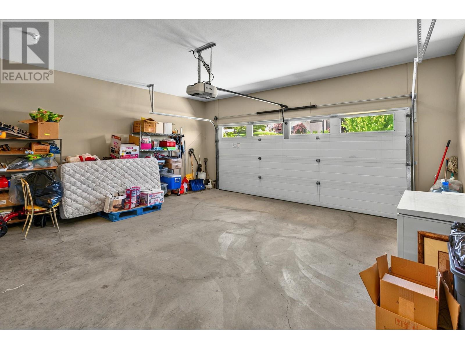 577 Harrogate Lane, Kelowna, BC V1V3A5