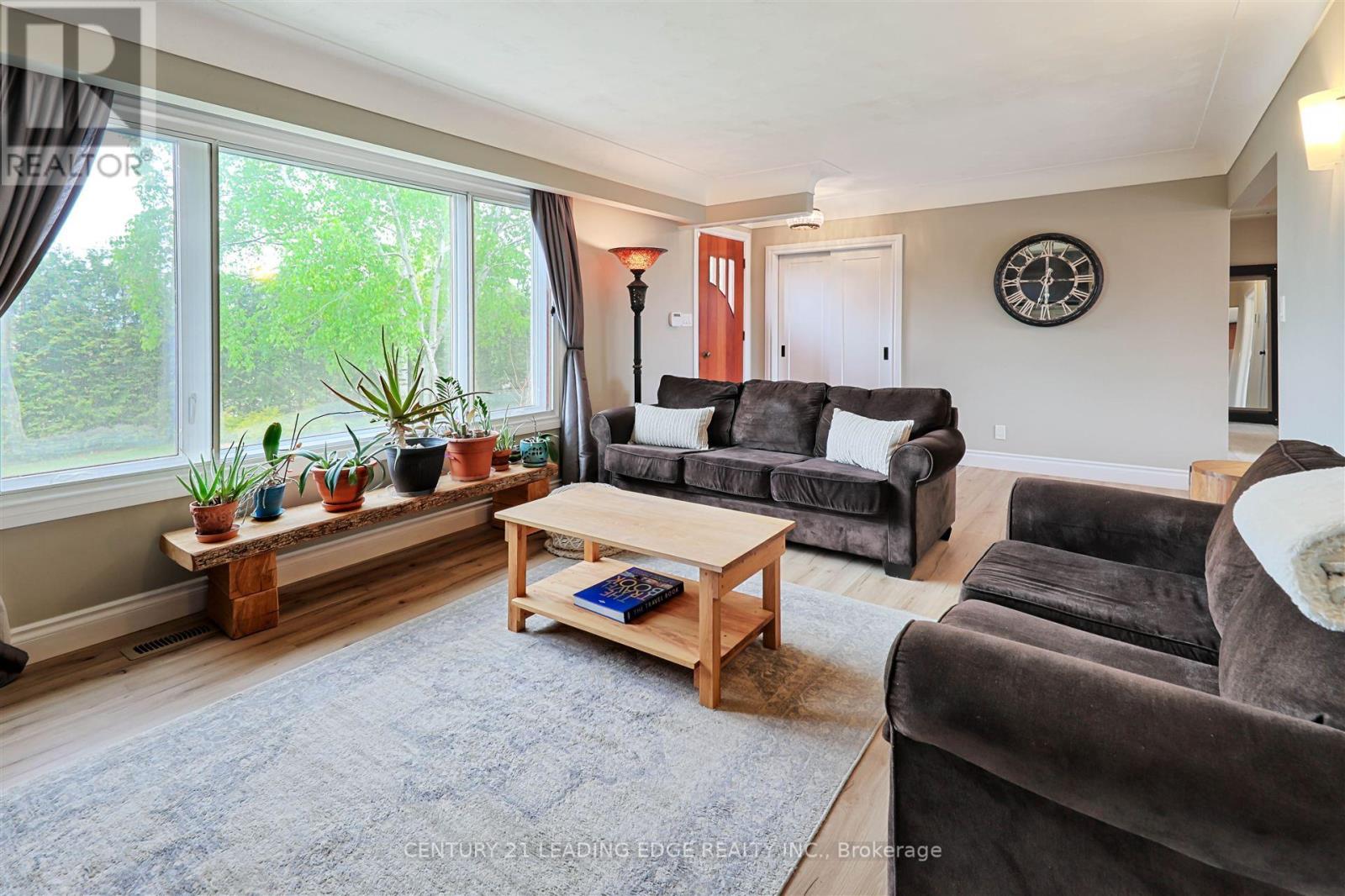 8276 White Church Road E, Hamilton (Mount Hope), Ontario  L0R 1W0 - Photo 4 - X12188770