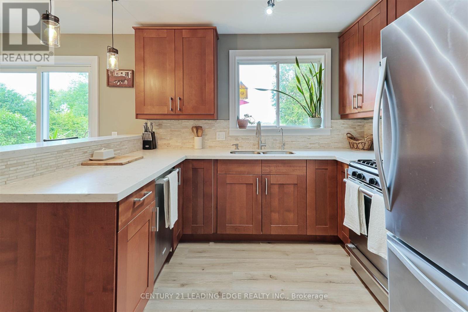 8276 White Church Road E, Hamilton (Mount Hope), Ontario  L0R 1W0 - Photo 7 - X12188770