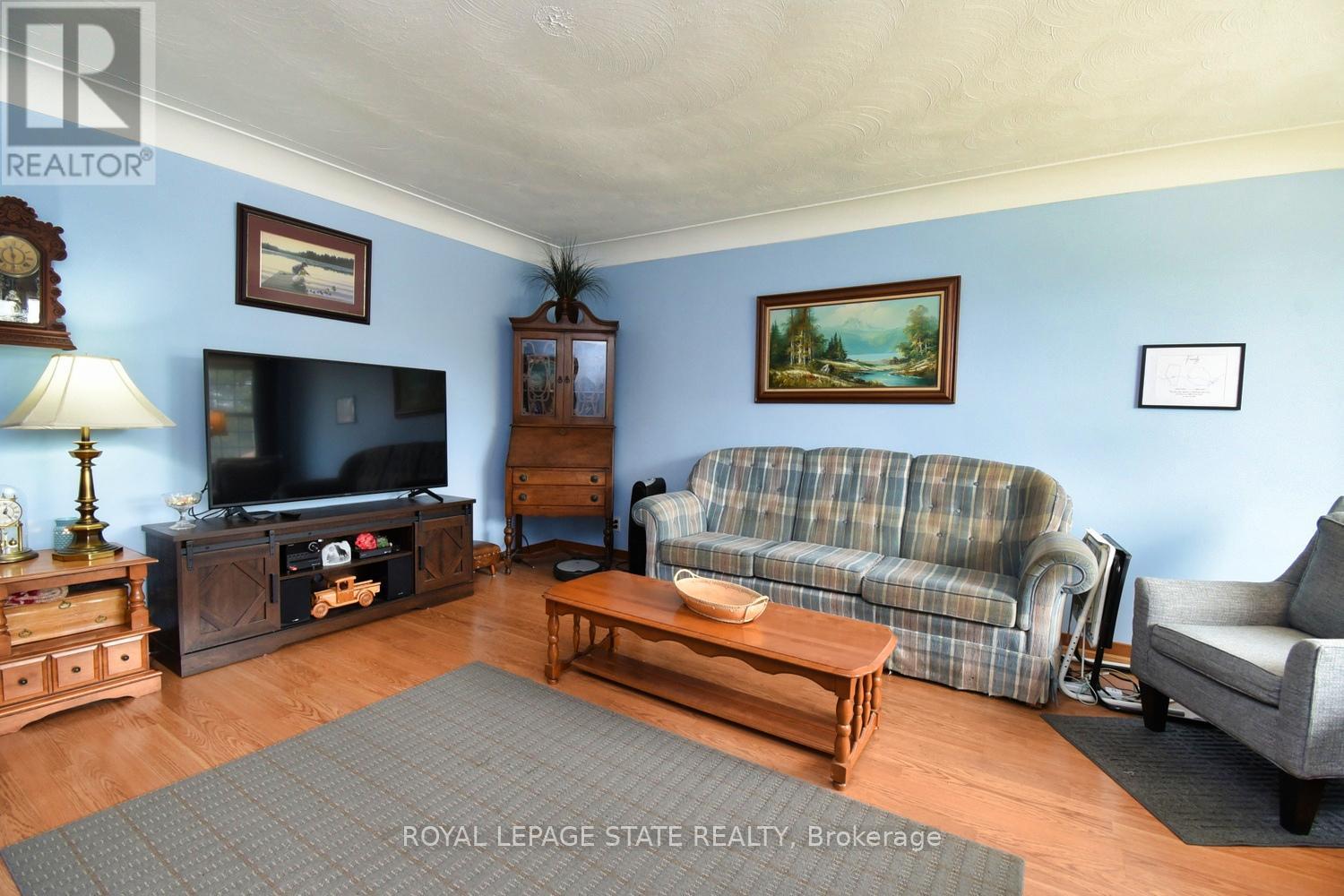 60 Toby Crescent, Hamilton (Huntington), Ontario  L8T 2N8 - Photo 4 - X12188911