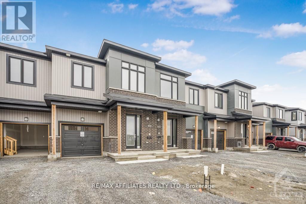 803 Voie Cerulean Way, Ottawa, Ontario  K1W 0S7 - Photo 2 - X12188977