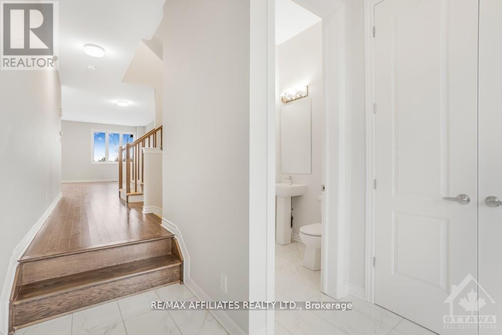 803 Voie Cerulean Way, Ottawa, Ontario  K1W 0S7 - Photo 4 - X12188977