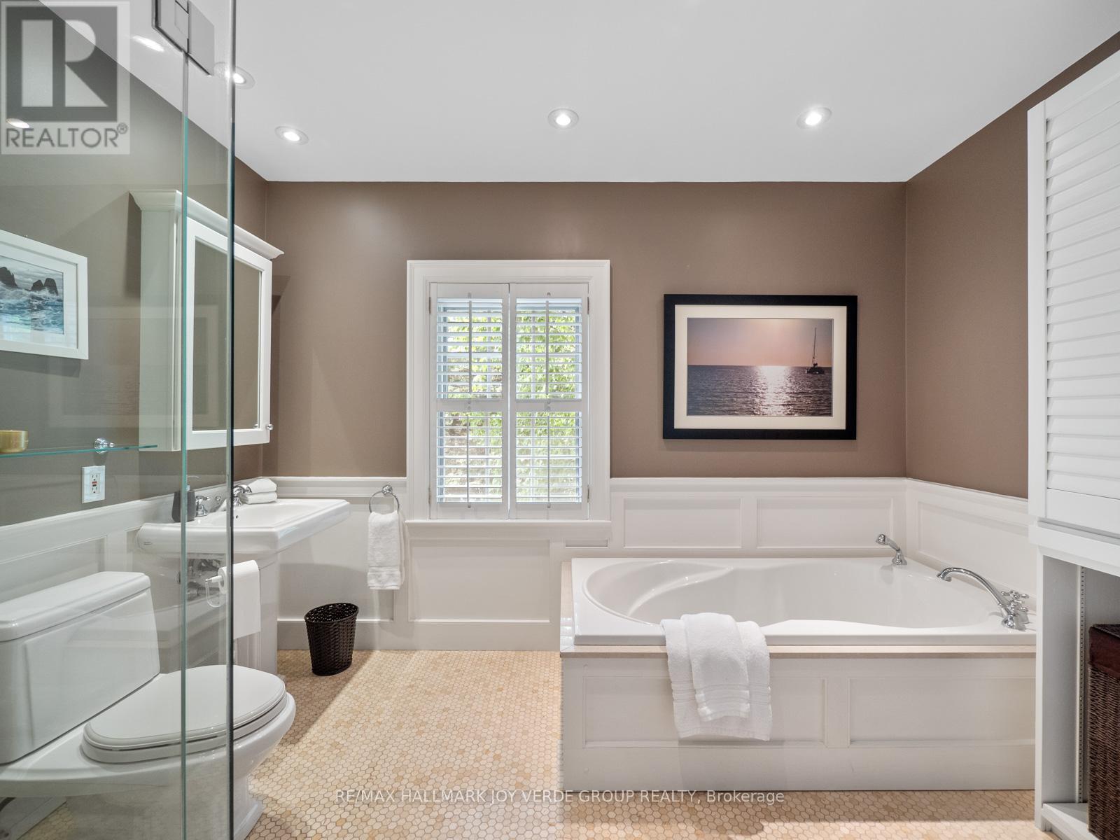 53 Donwoods Drive, Toronto, Ontario  M4N 2G3 - Photo 23 - C12178713