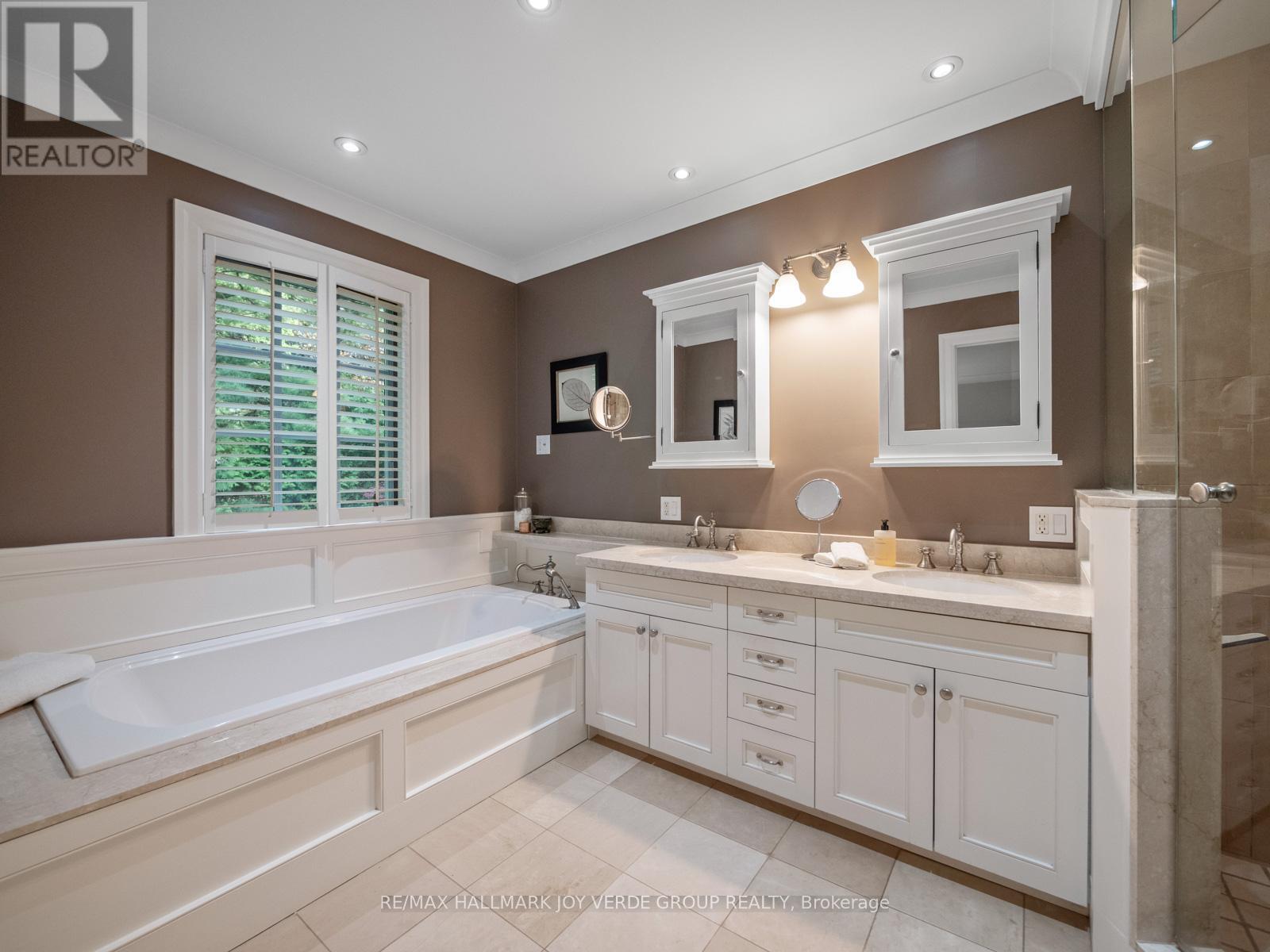 53 Donwoods Drive, Toronto, Ontario  M4N 2G3 - Photo 18 - C12178713