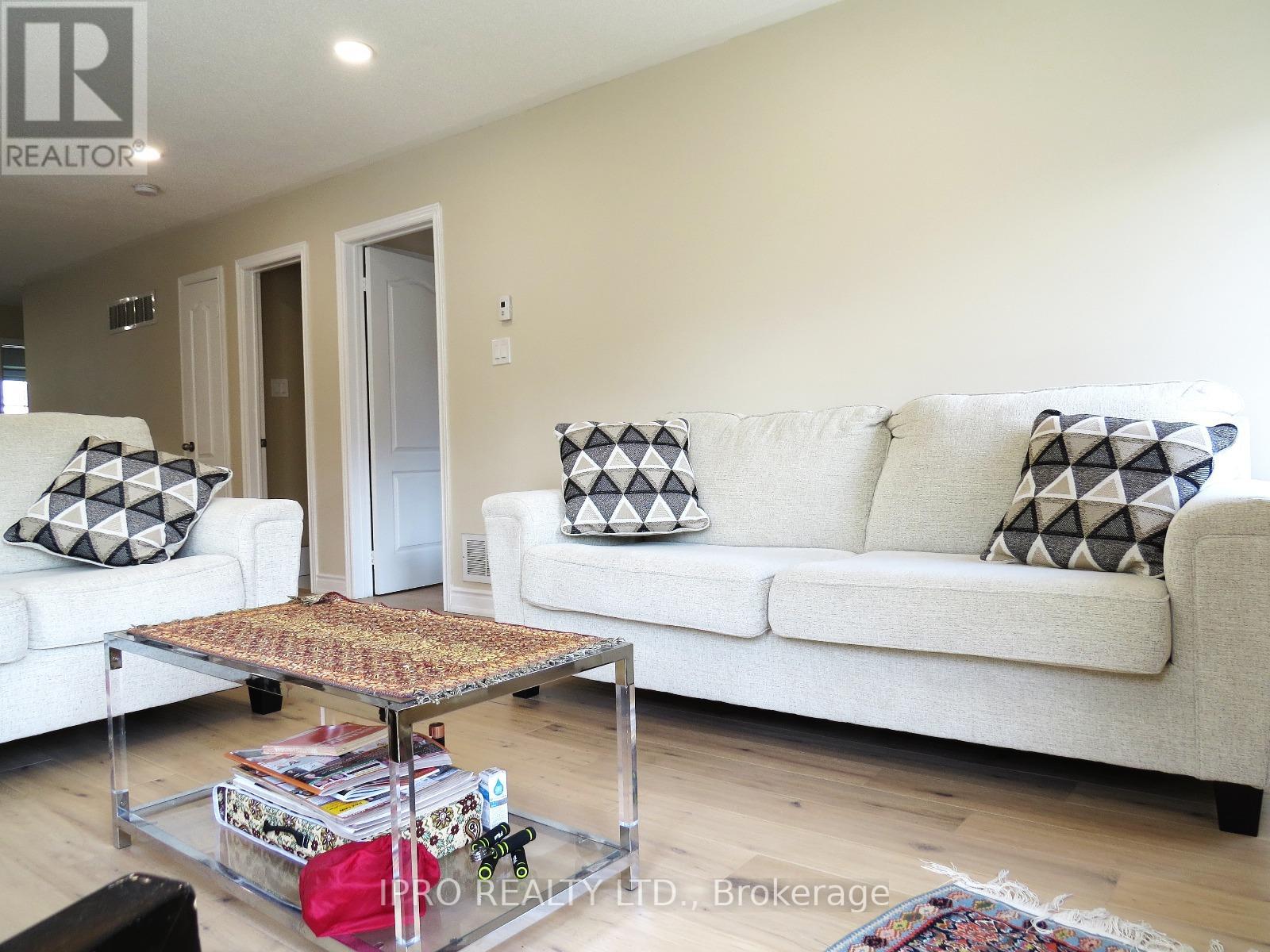 75 Ian Drive, Georgina, Ontario  L4P 4G2 - Photo 8 - N12159399