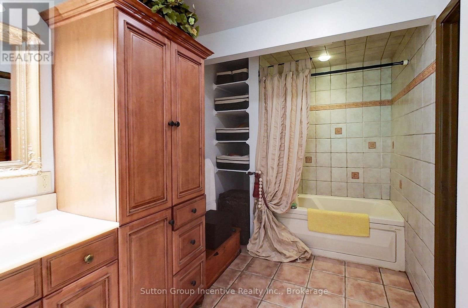 187 Arlberg Crescent, Blue Mountains, Ontario  L9Y 0M1 - Photo 22 - X12189243