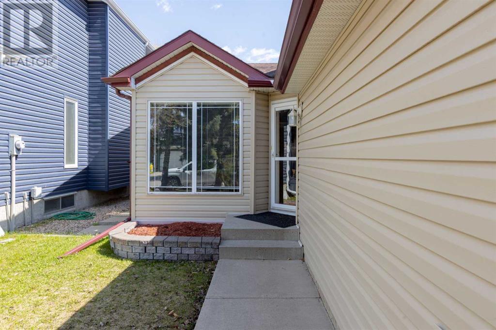 107 Somercrest Gardens Sw, Calgary, Alberta  T2Y 3K6 - Photo 2 - A2212319