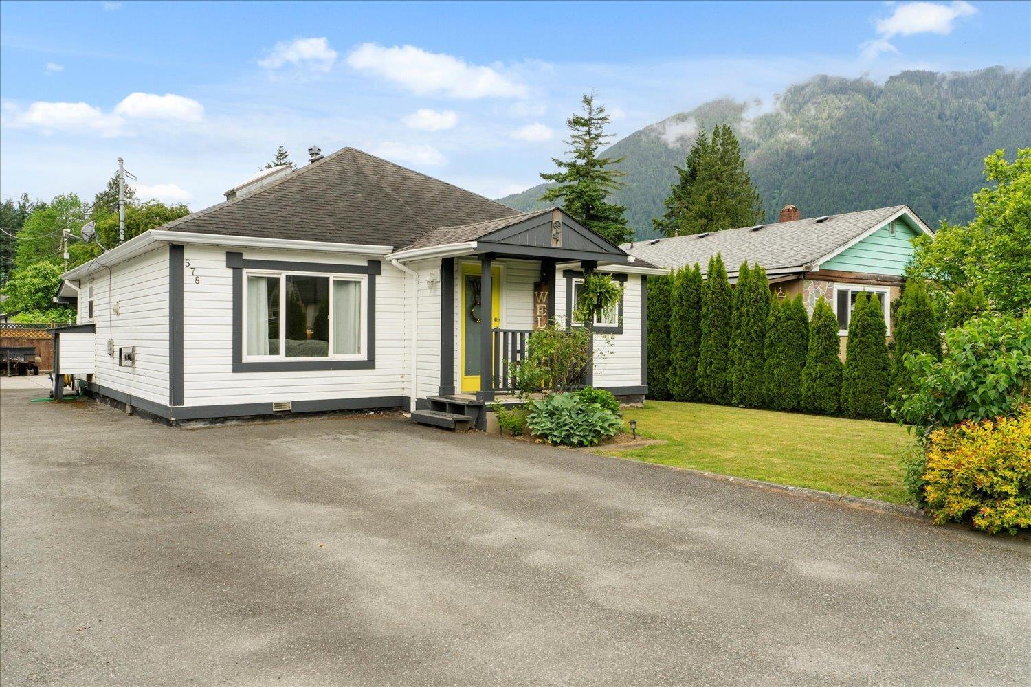 578 Hemlock Avenue, Hope, Hope, British Columbia  V0X 1L0 - Photo 2 - R3004947
