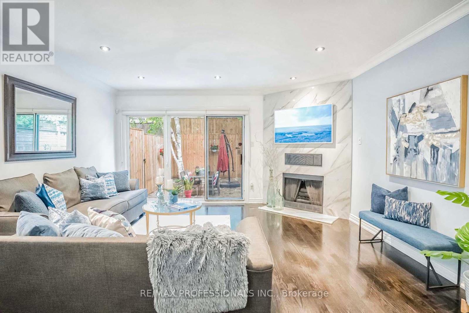 14 Kellner Court, Toronto, Ontario  M4L 3W4 - Photo 5 - E12189146