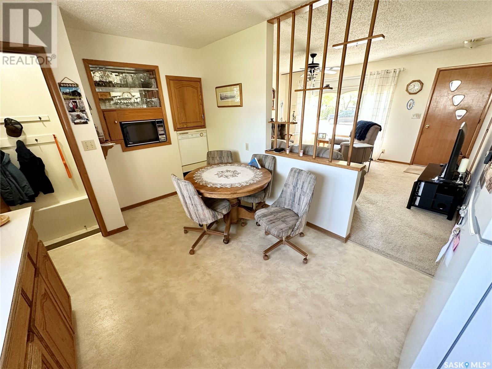 724 Elm Crescent, Weyburn, Saskatchewan  S4H 0S7 - Photo 4 - SK007945