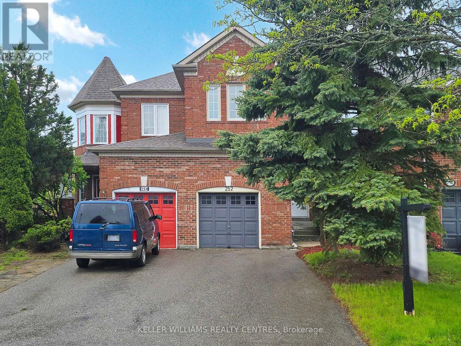 252 Denise Circle, Newmarket (Summerhill Estates), Ontario  L3X 2J9 - Photo 1 - N12189245