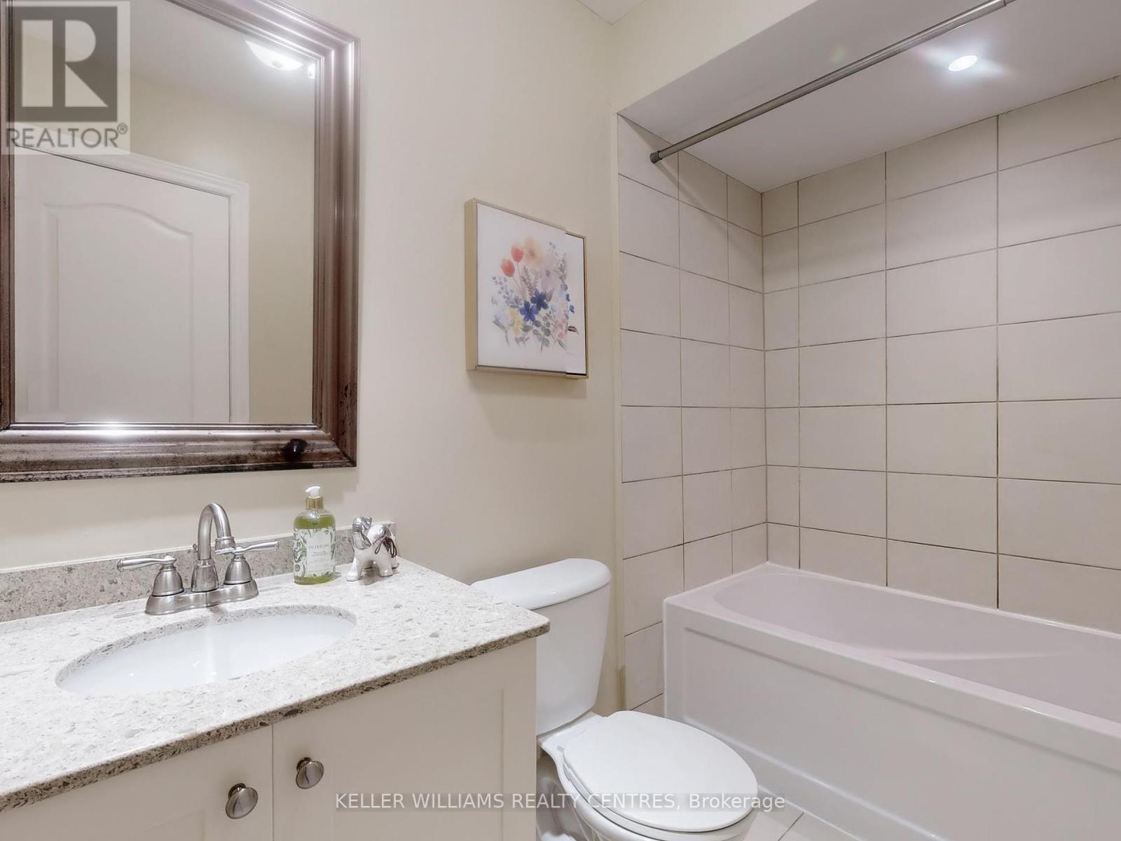 252 Denise Circle, Newmarket (Summerhill Estates), Ontario  L3X 2J9 - Photo 13 - N12189245