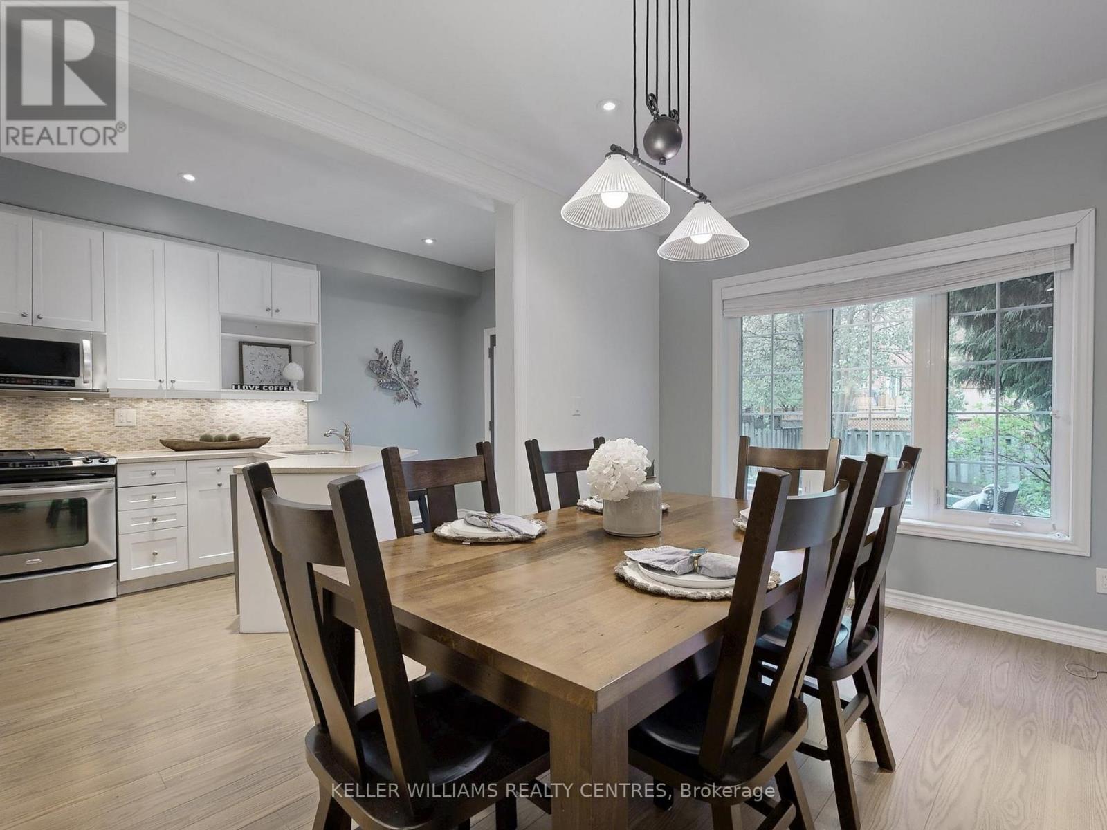 252 Denise Circle, Newmarket (Summerhill Estates), Ontario  L3X 2J9 - Photo 5 - N12189245