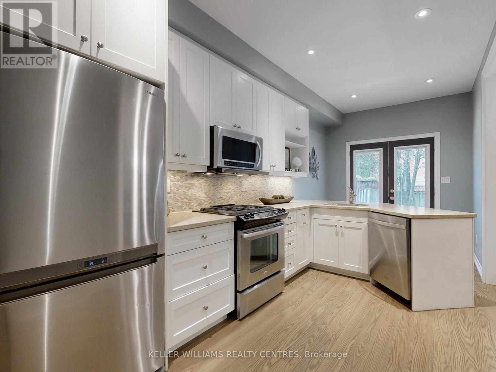 252 Denise Circle, Newmarket (Summerhill Estates), Ontario  L3X 2J9 - Photo 6 - N12189245