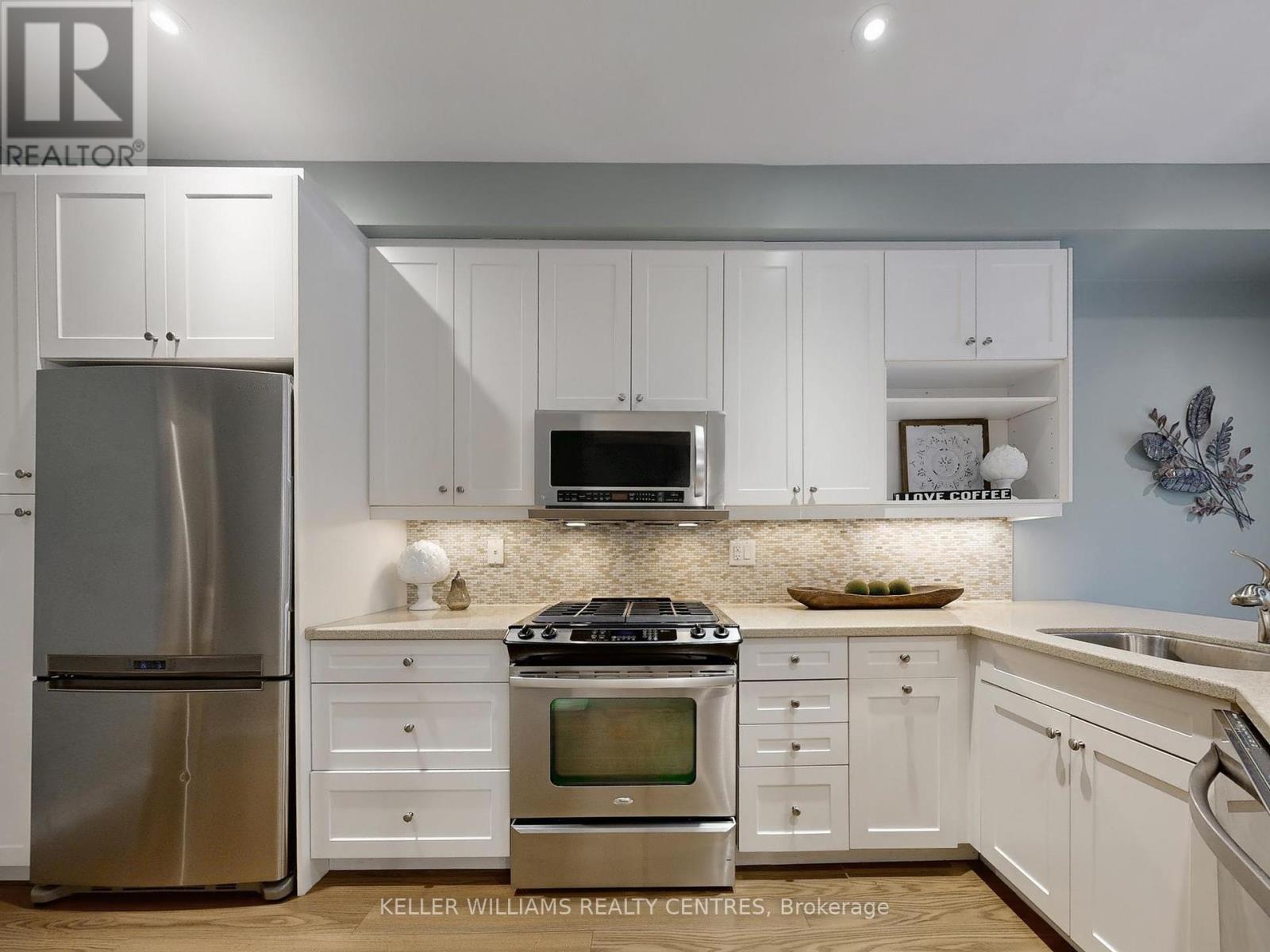 252 Denise Circle, Newmarket (Summerhill Estates), Ontario  L3X 2J9 - Photo 7 - N12189245