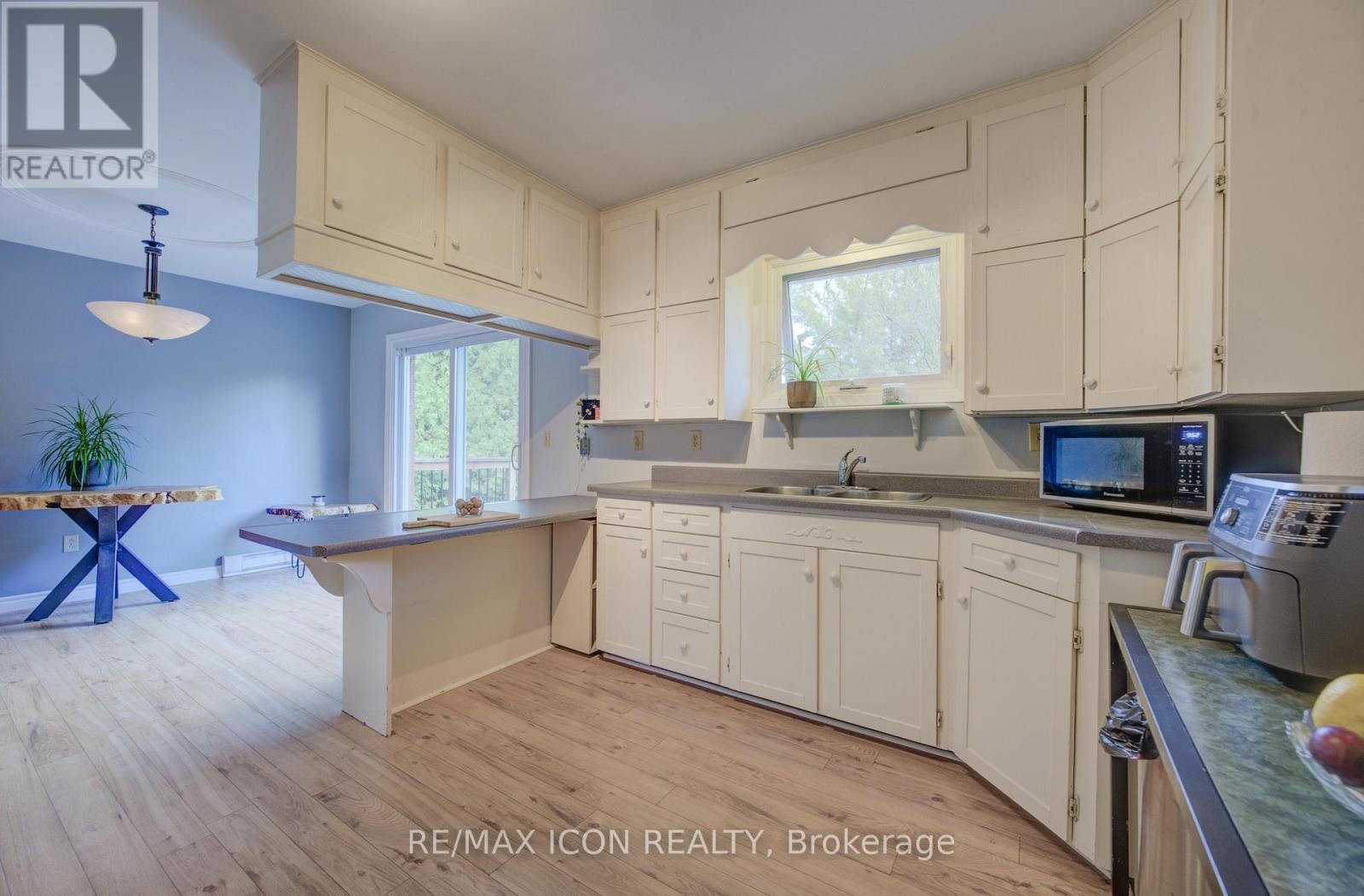 721 Waterloo Street, Wellington North (Mount Forest), Ontario  N0G 2L3 - Photo 13 - X12188944